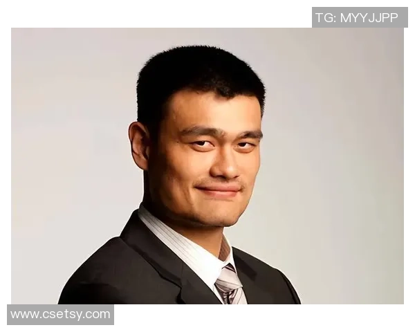 姚明亲临香港街头与球迷互动展现篮球魅力与人文关怀